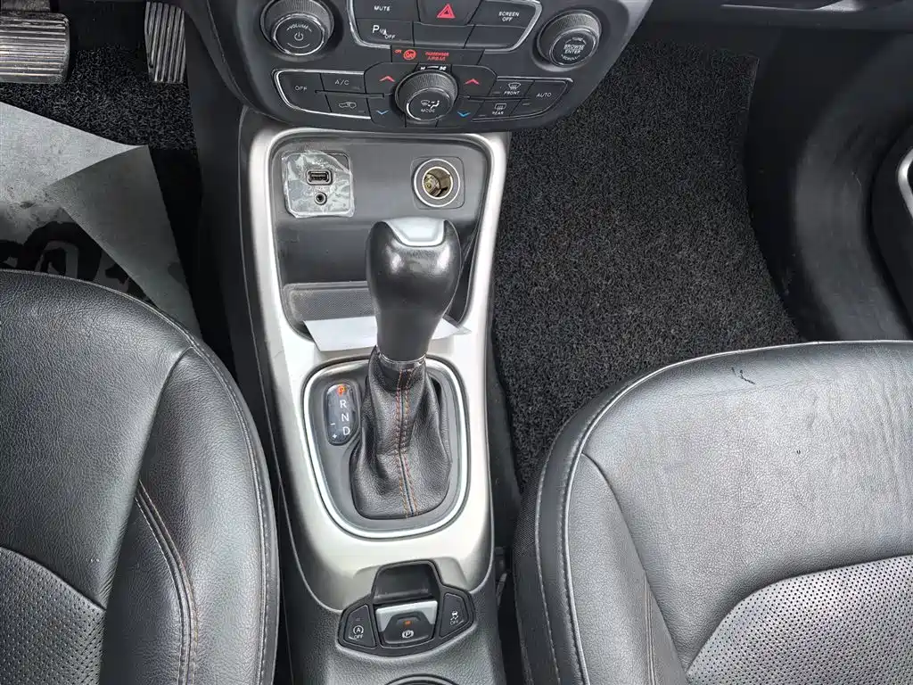 Jeep Compass 2018 — фото 16