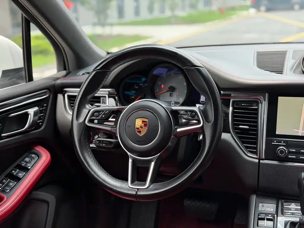 Porsche Macan 2017 — фото 11