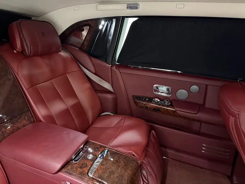 Rolls-Royce Phantom 2018 — фото 18