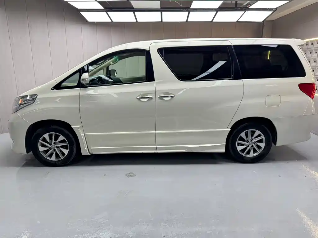 Toyota Alphard 2010
