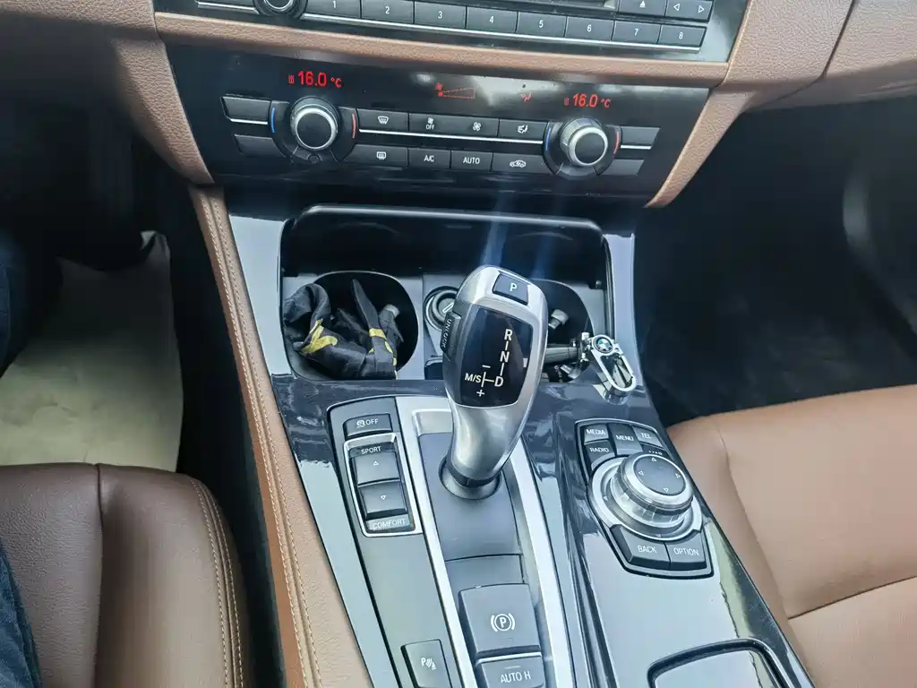 BMW 5 Series 2015 — фото 13