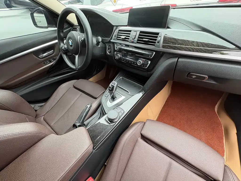BMW 3 Series 2019 — фото 15