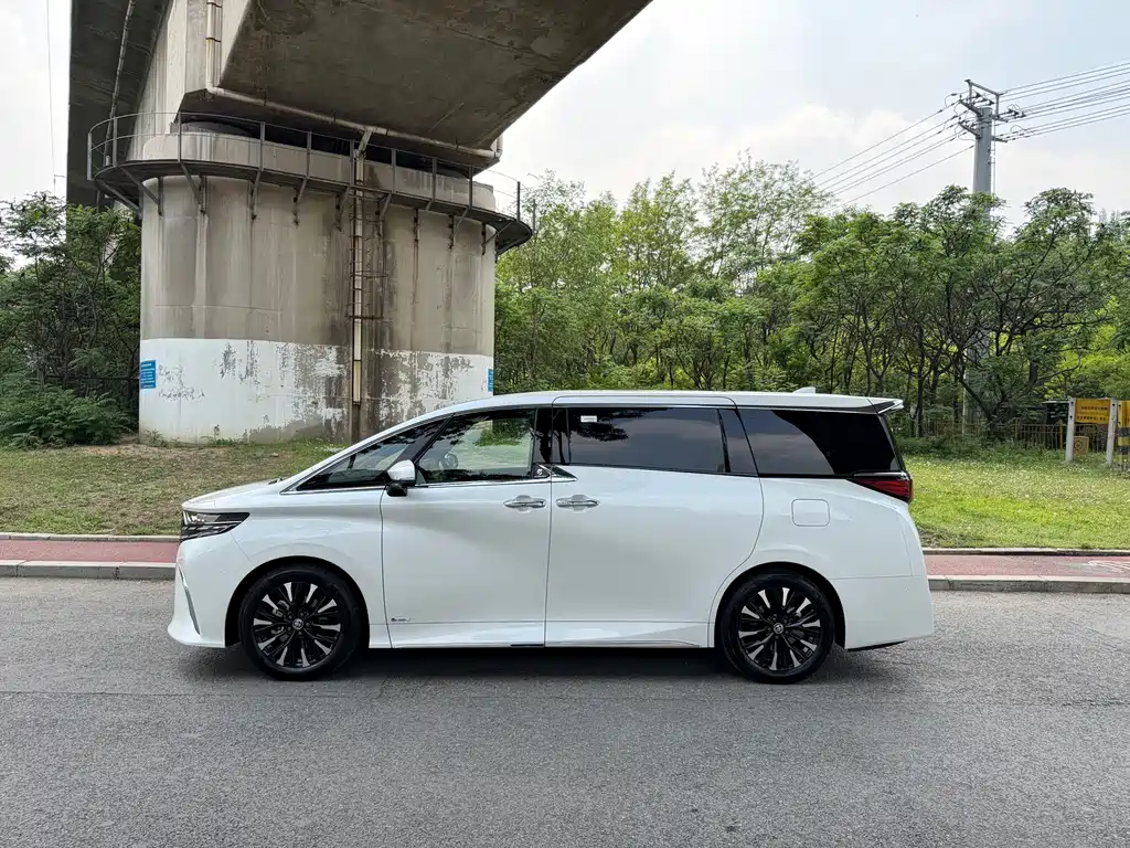 Toyota Alphard 2025 — фото 3