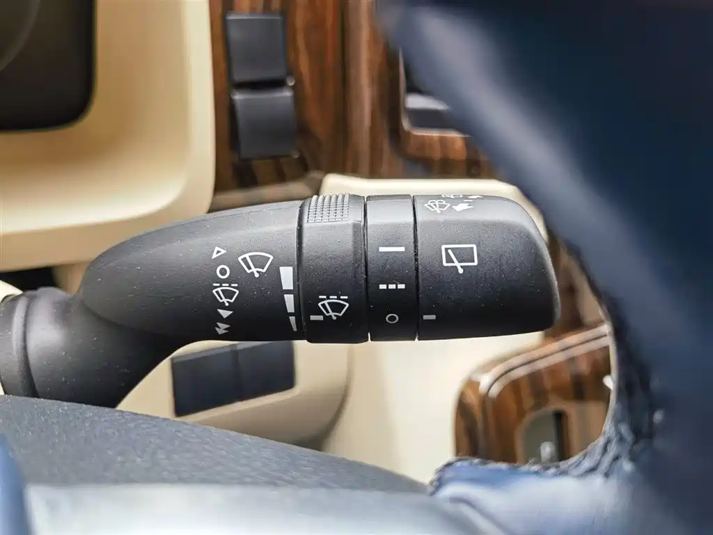 Toyota Hiace 2023 — фото 19