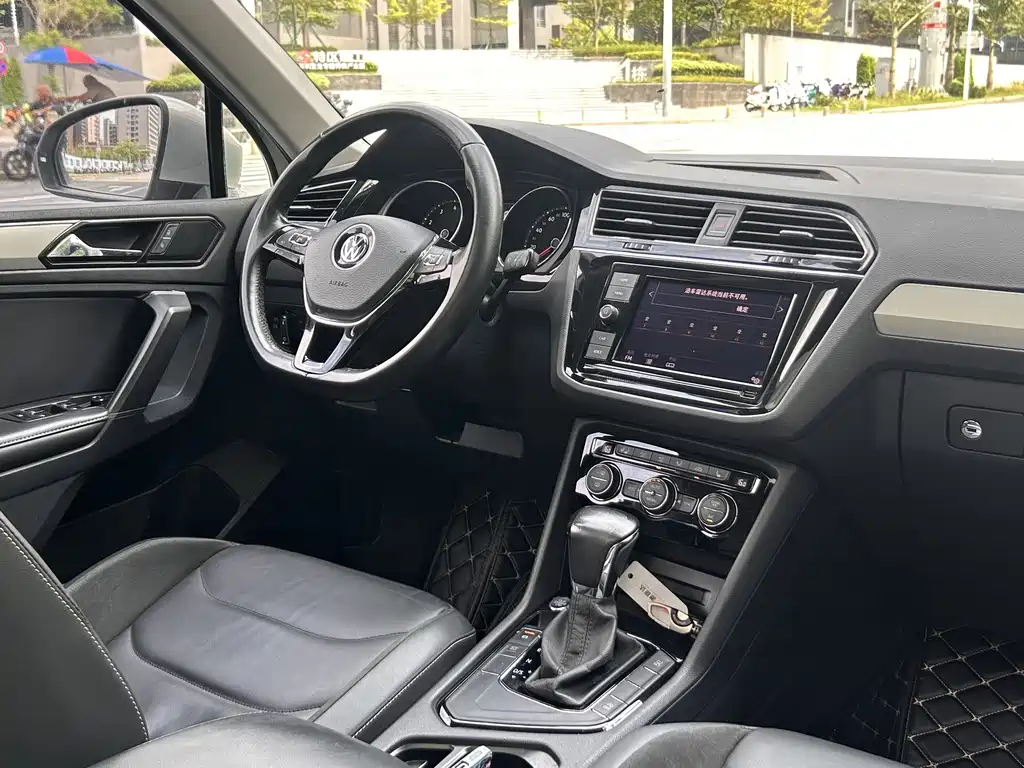 Volkswagen Tiguan L 2018 — фото 11