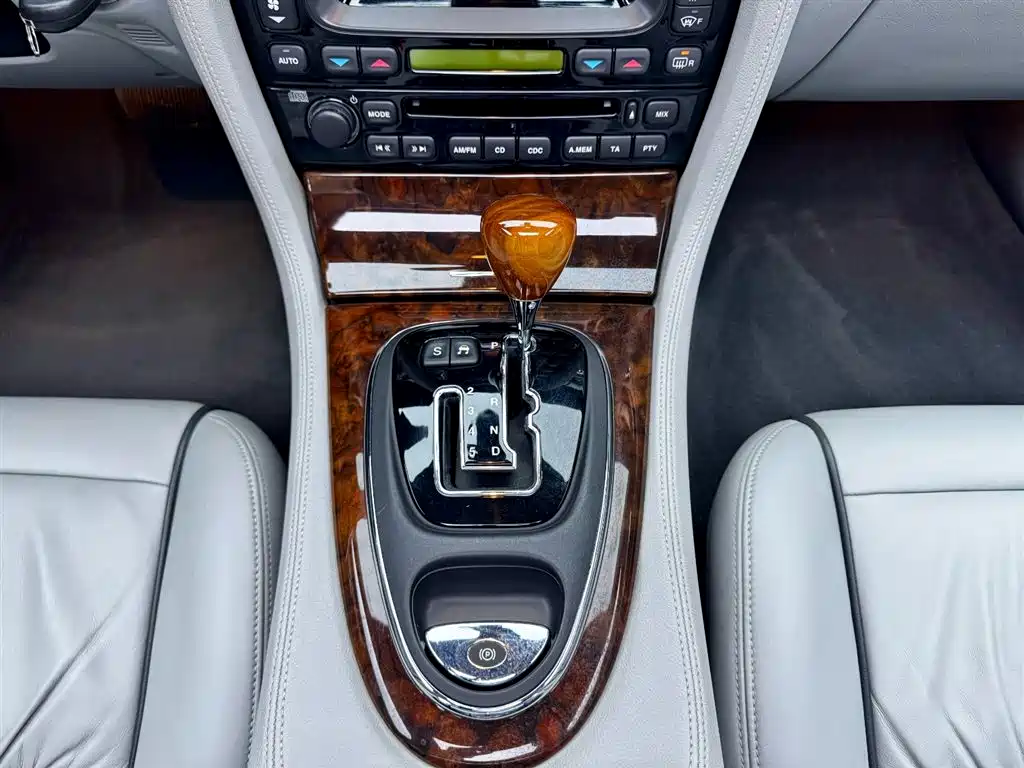 Jaguar XJ 2009 — фото 16