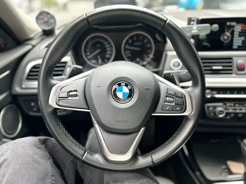 BMW 1 Series 2018 — фото 10