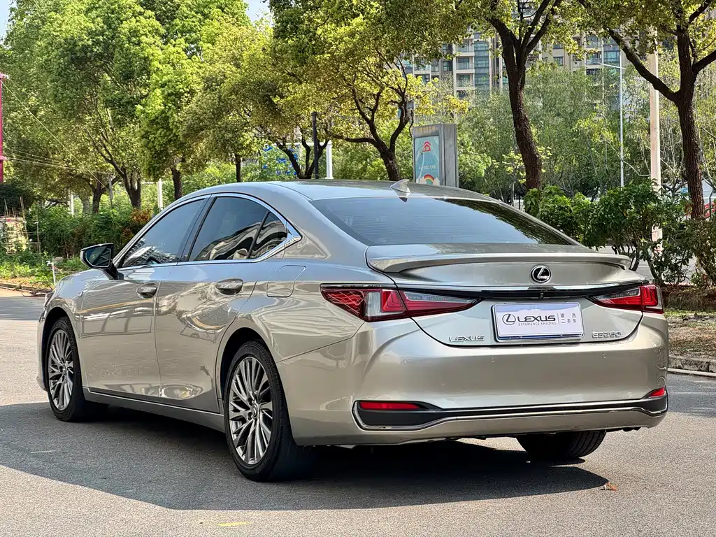 Lexus ES 2018 — фото 5