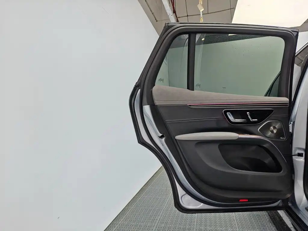 Mercedes-Benz EQS SUV 2023 — фото 14