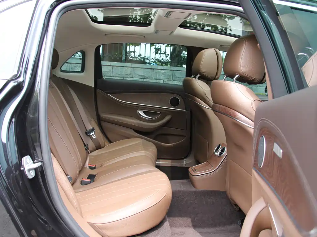 Mercedes-Benz E-Class 2022 — фото 16