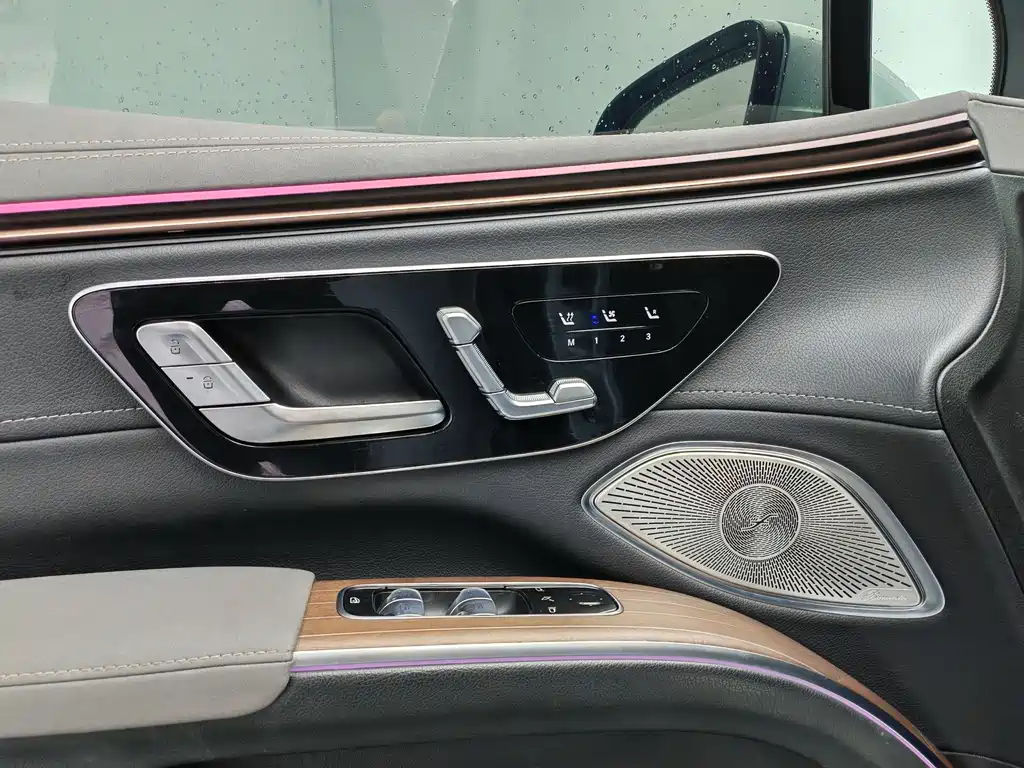 Mercedes-Benz EQS SUV 2023 — фото 18