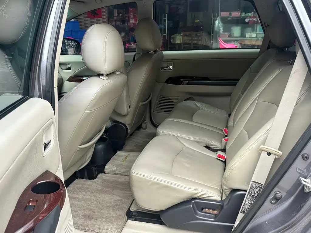 Mitsubishi Grandis 2011