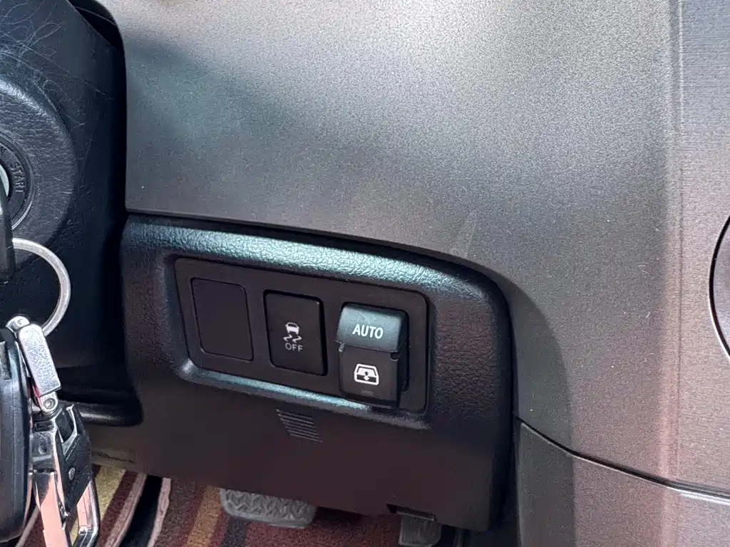 Toyota Sequoia 2016 — фото 23