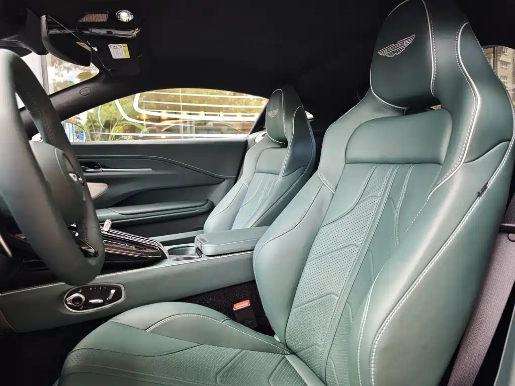 Aston Martin V8 Vantage 2025 — фото 11