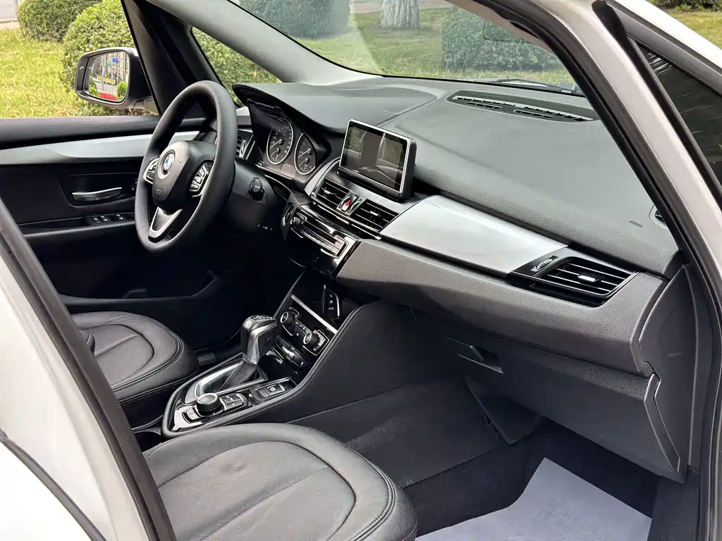 BMW 2 Series Wagon 2017 — фото 11