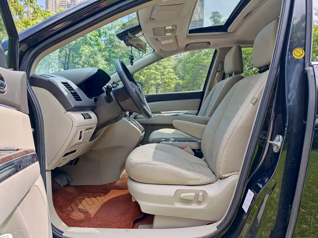 Mazda 8 2013