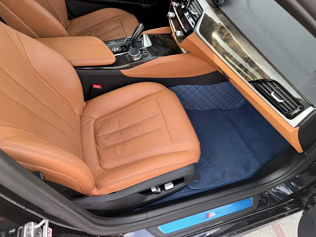 BMW 5 Series 2018 — фото 16