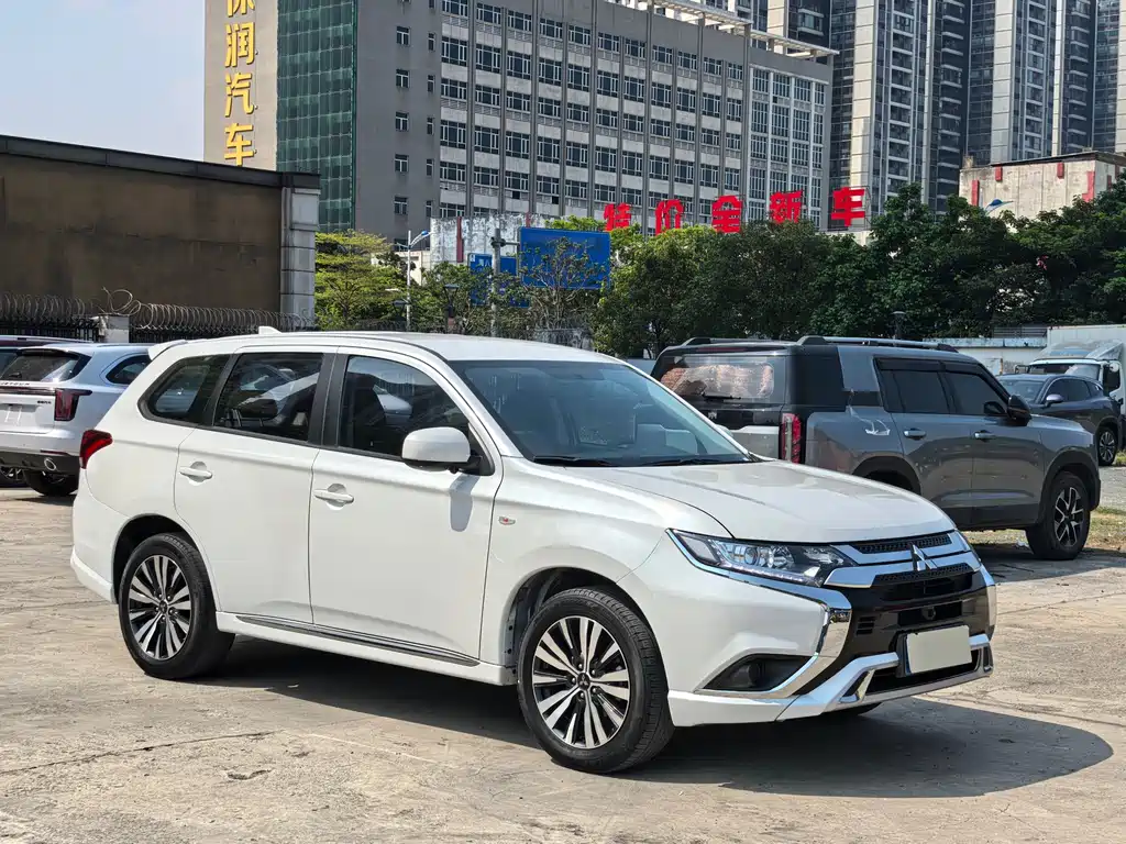 Mitsubishi Outlander 2021 — фото 3