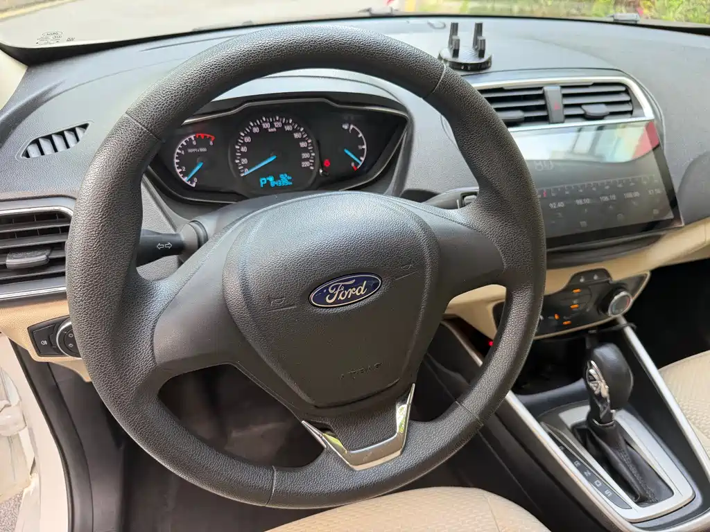 Ford Escort 2018 — фото 18