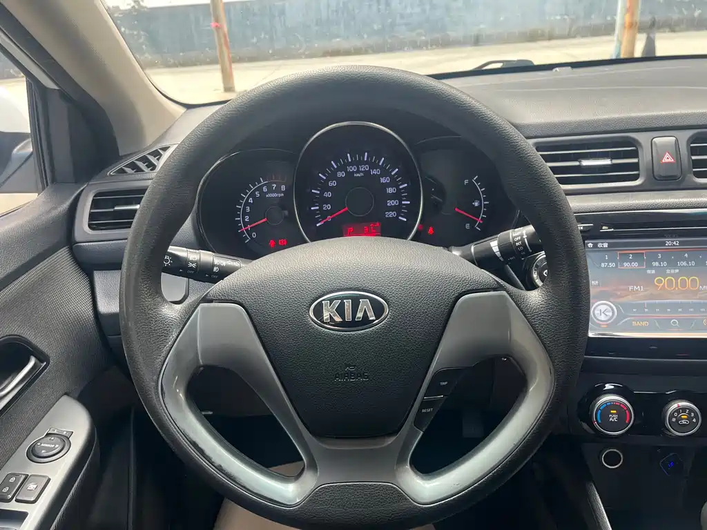 Kia K2 2015 — фото 11