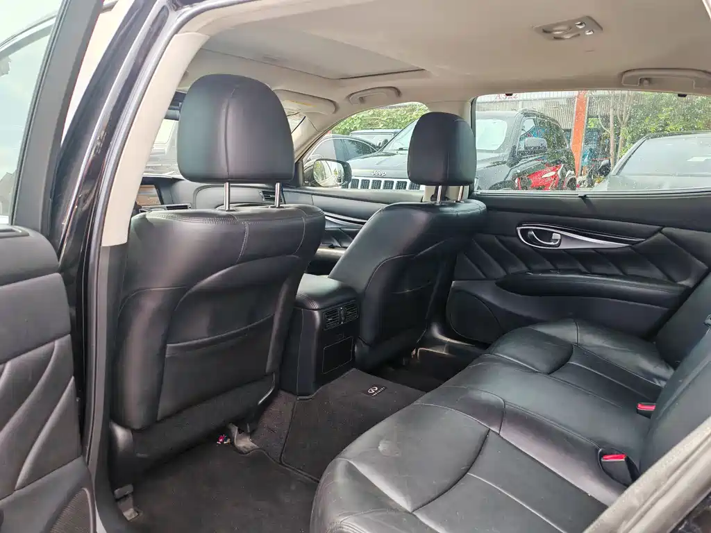 Infiniti Q70 2015
