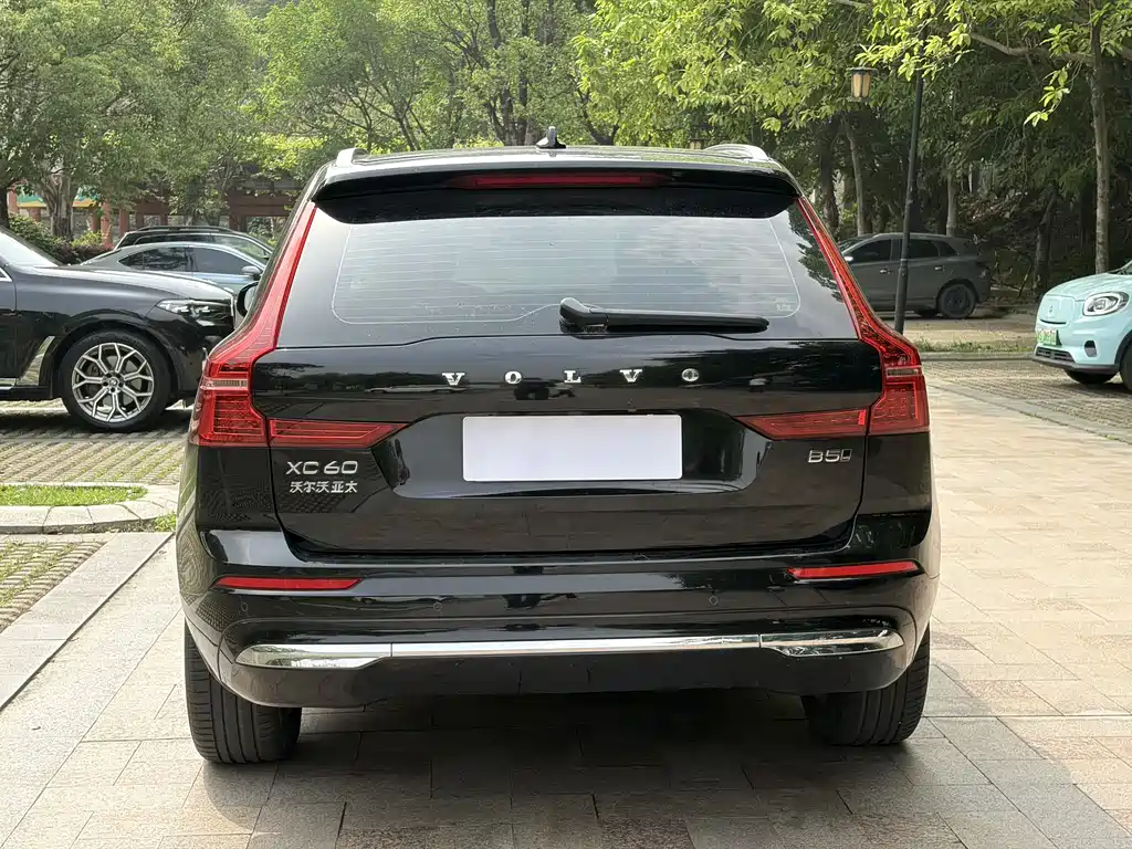 Volvo XC60 2022 — фото 12