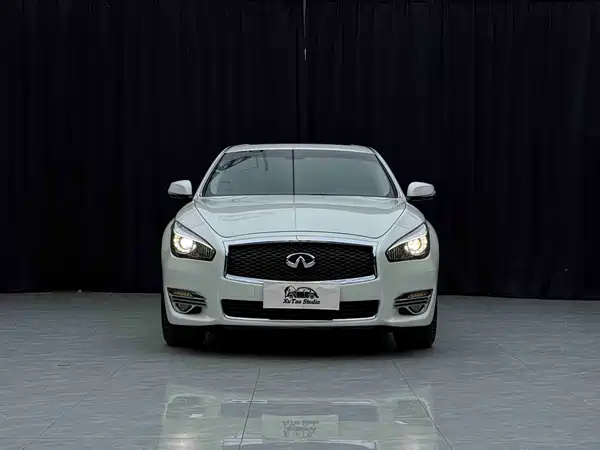 Infiniti Q70 2016