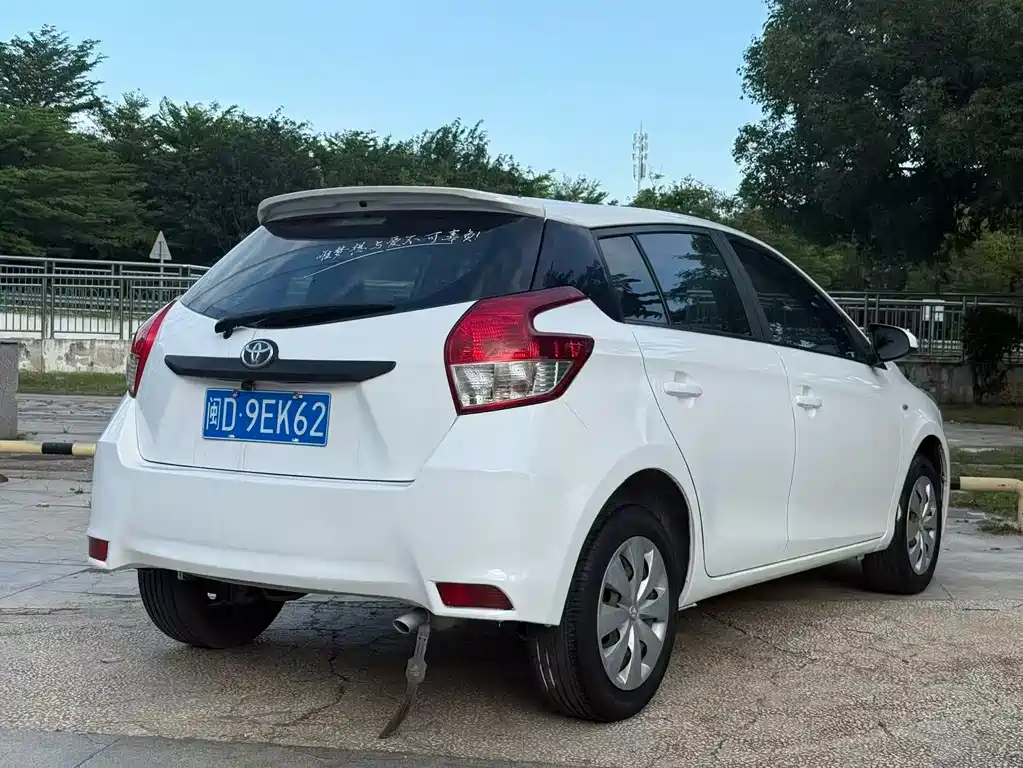 Toyota Yaris L 2014 — фото 7