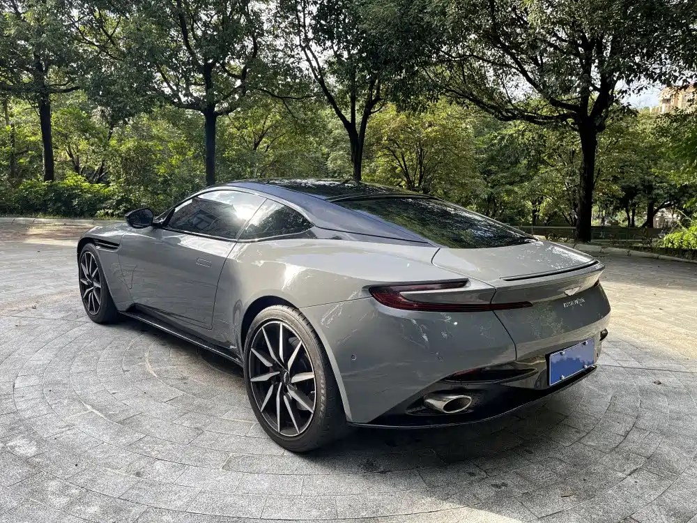 Aston Martin DB11 2019 — фото 10