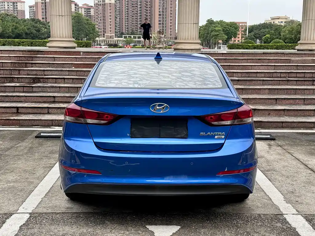 Hyundai Elantra 2018 — фото 10