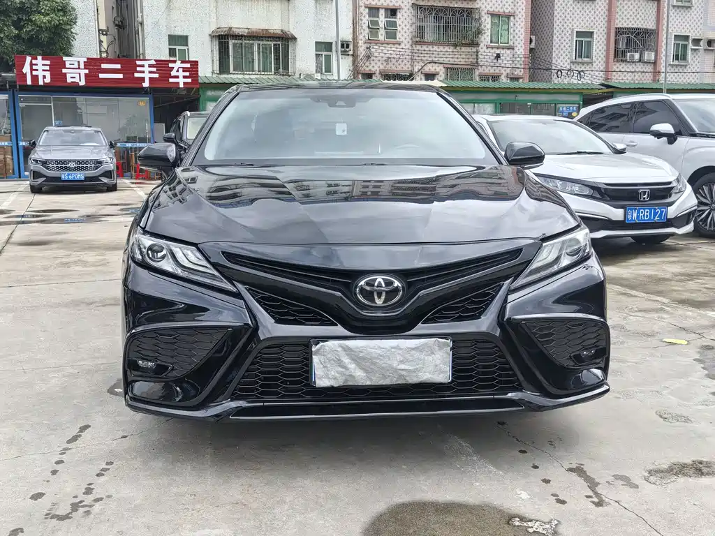 Toyota Camry 2022 — фото 1