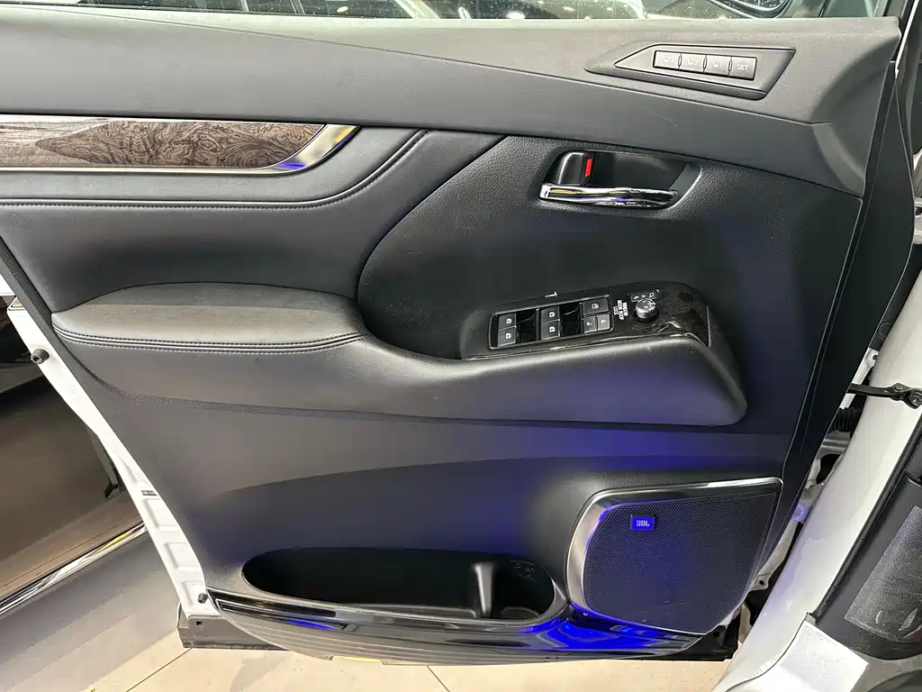 Toyota Alphard 2021 — фото 13