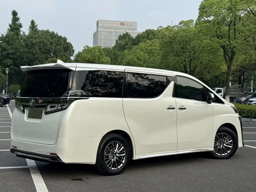 Toyota Vellfire 2022 — фото 3