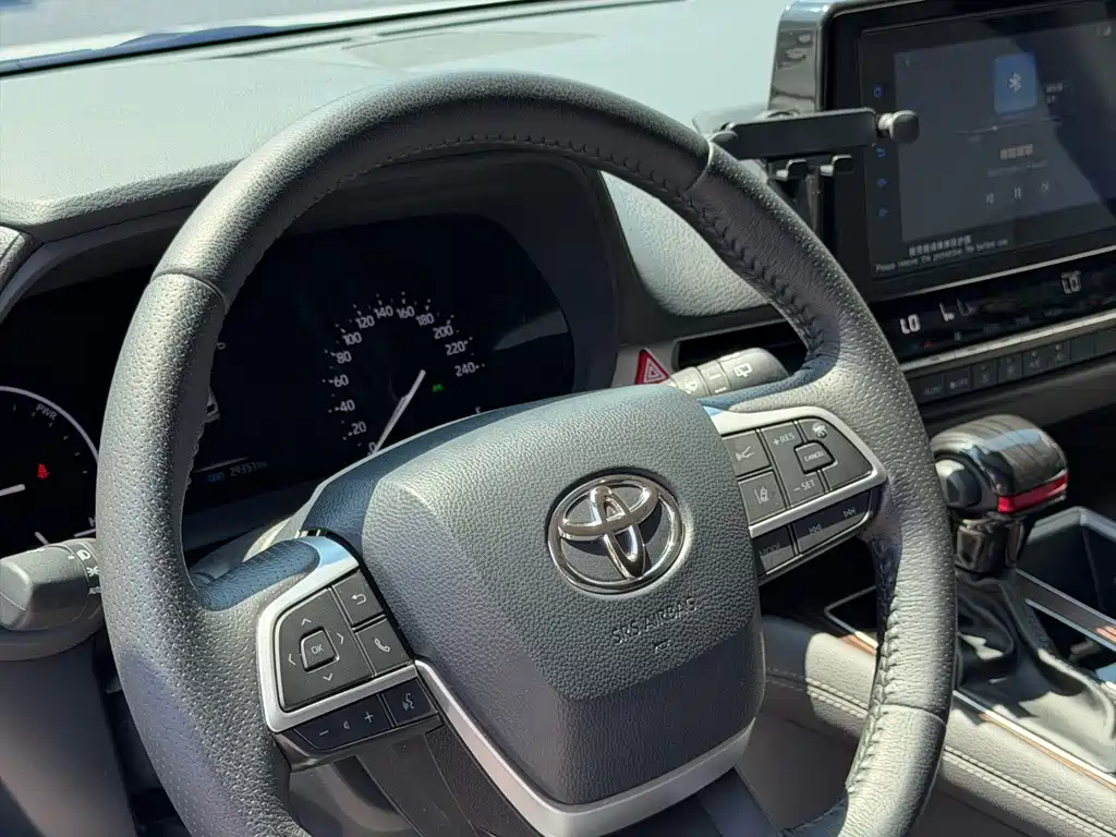 Toyota Sienna 2023 — фото 12