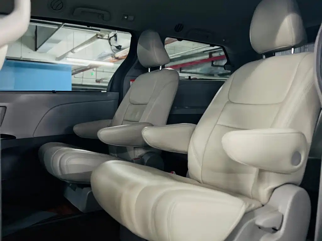 Toyota Sienna 2017 — фото 11