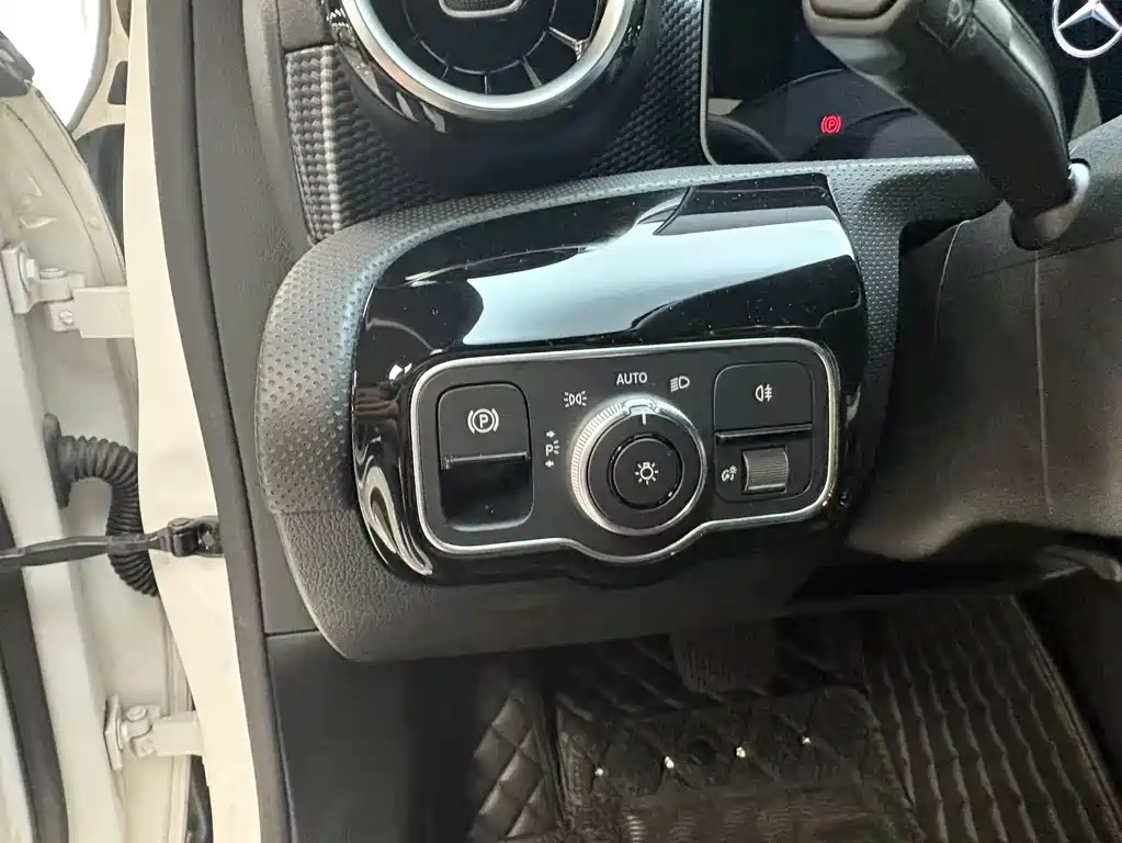 Mercedes-Benz A-Class 2019 — фото 13