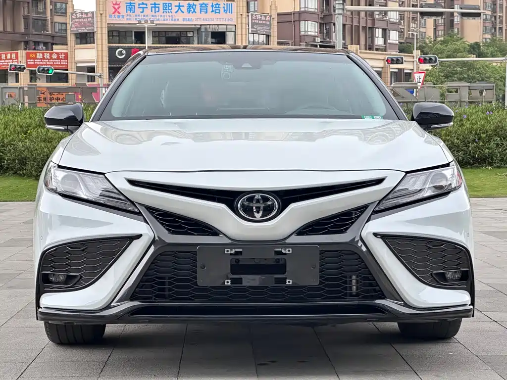 Toyota Camry 2023 — фото 2