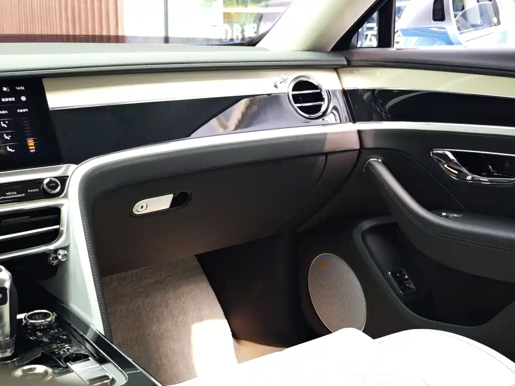 Bentley Flying Spur PHEV 2025 — фото 17