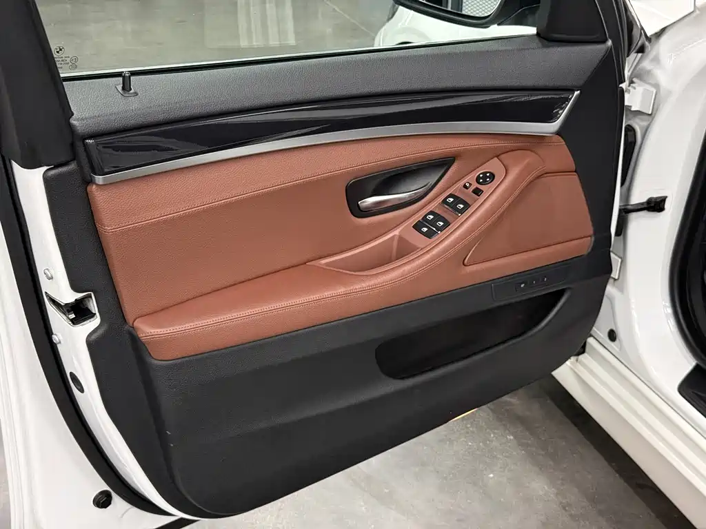 BMW 5 Series 2017 — фото 10