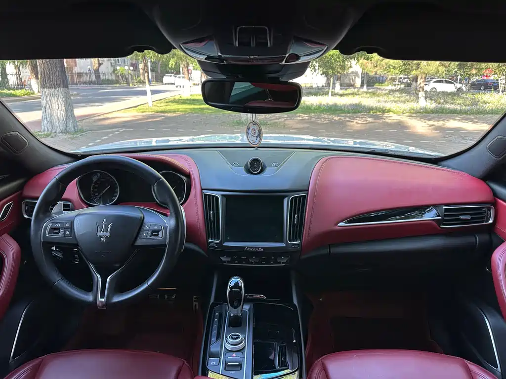 Maserati Levante 2017 — фото 28