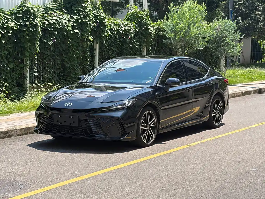 Toyota Camry 2025 — фото 1