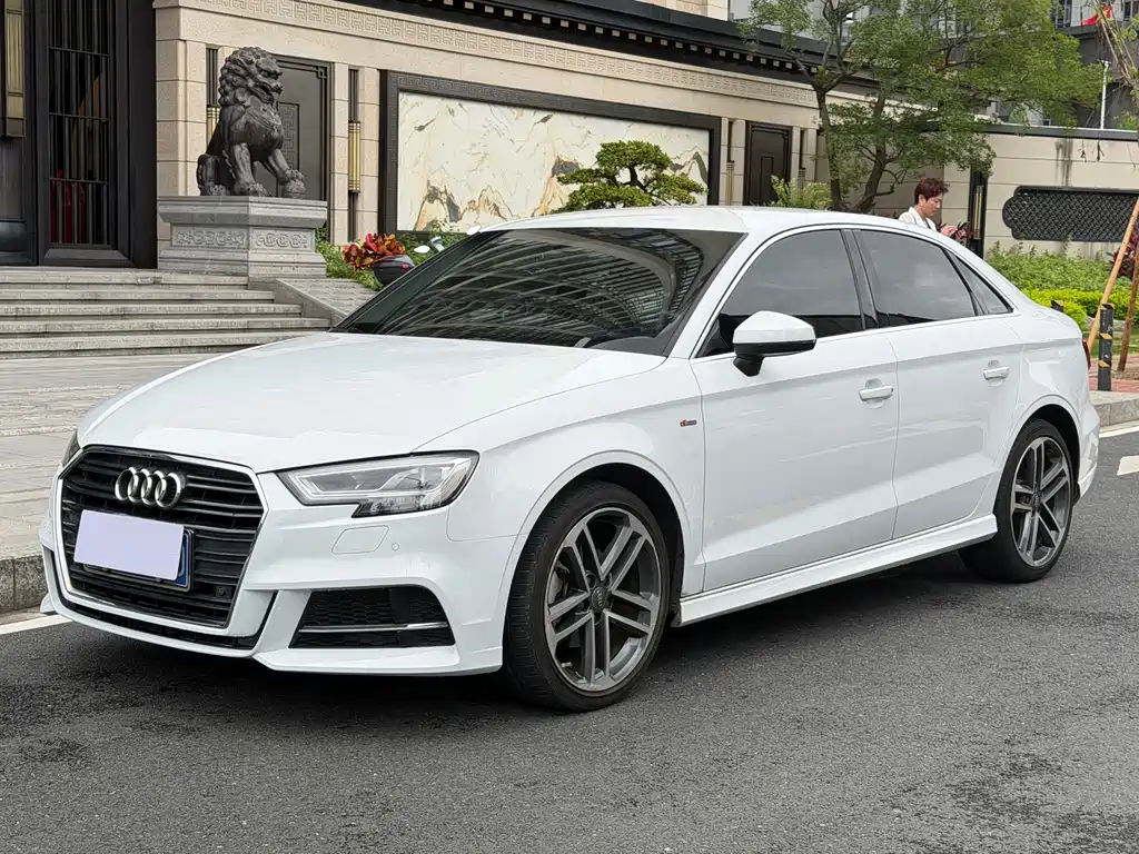 Audi A3 2018 — фото 1