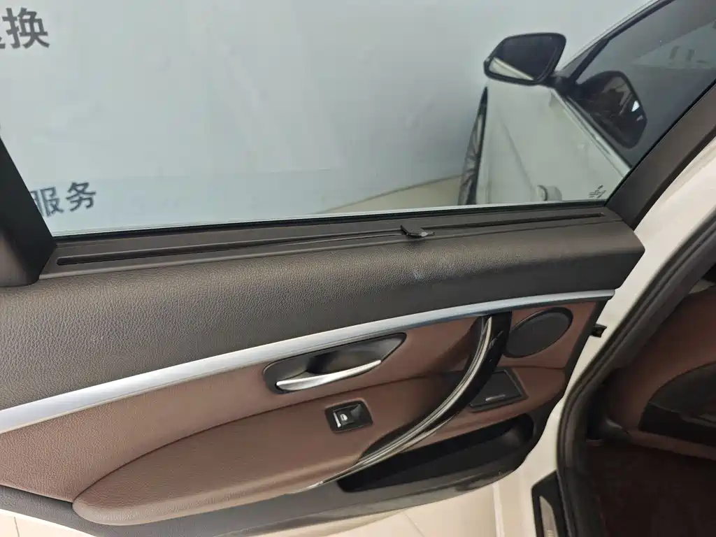 BMW 3 Series 2018 — фото 16