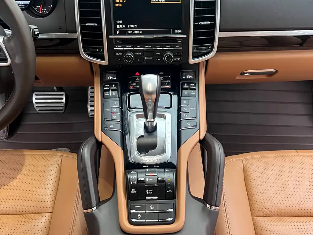 Porsche Cayenne 2016 — фото 23
