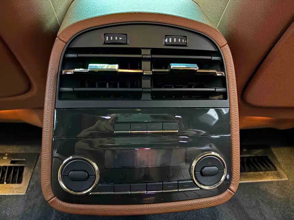 Maserati Quattroporte 2016 — фото 12