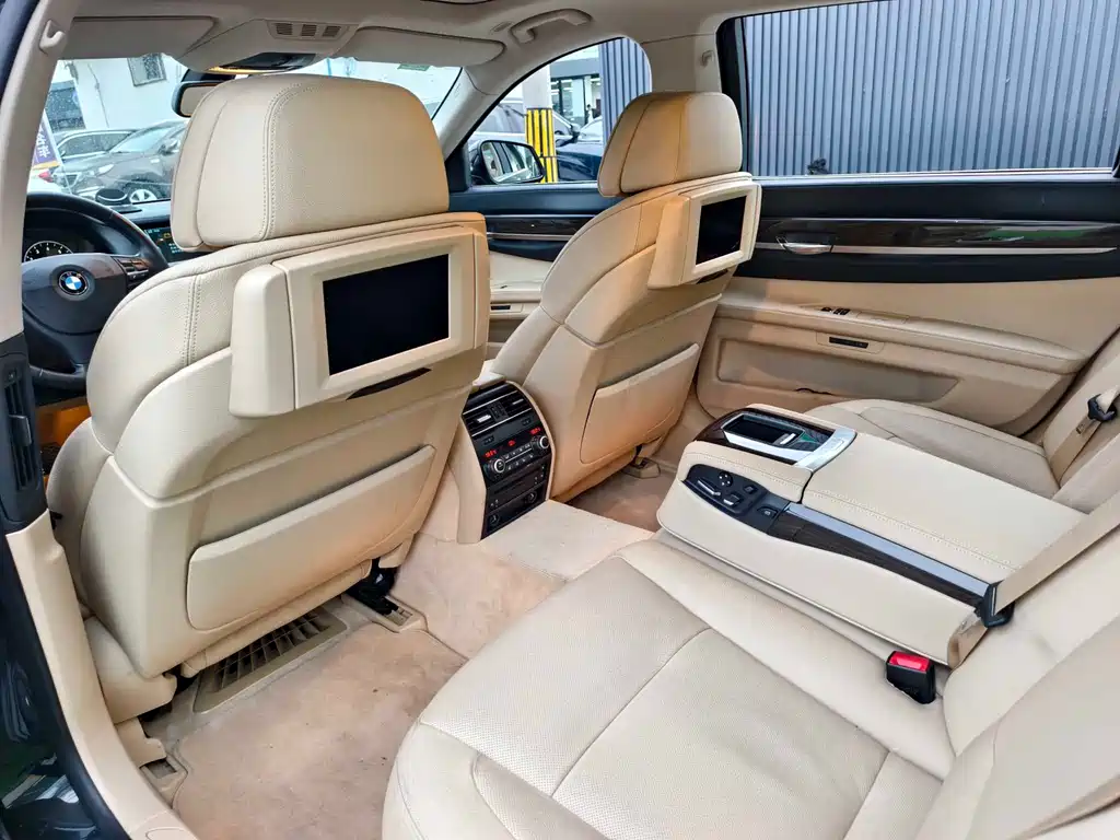 BMW 7 Series 2011 — фото 9