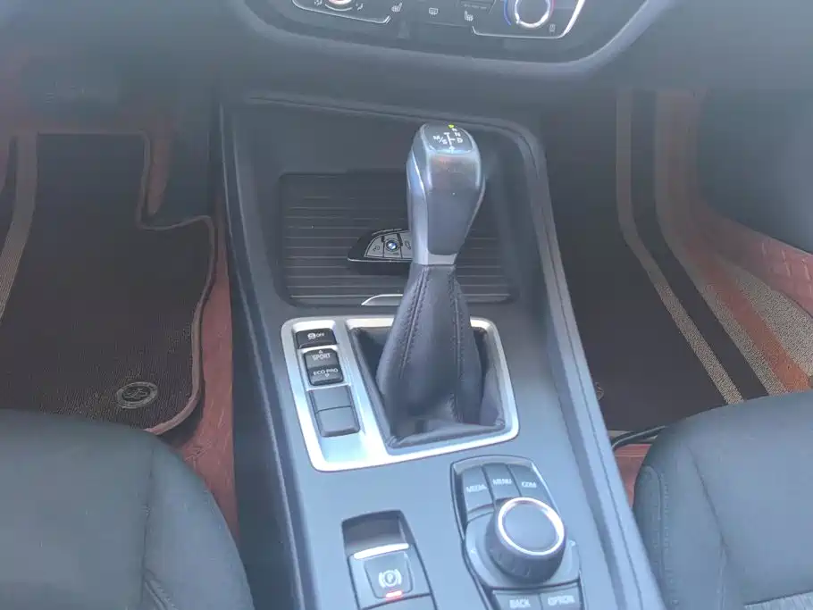 BMW 1 Series 2018 — фото 16