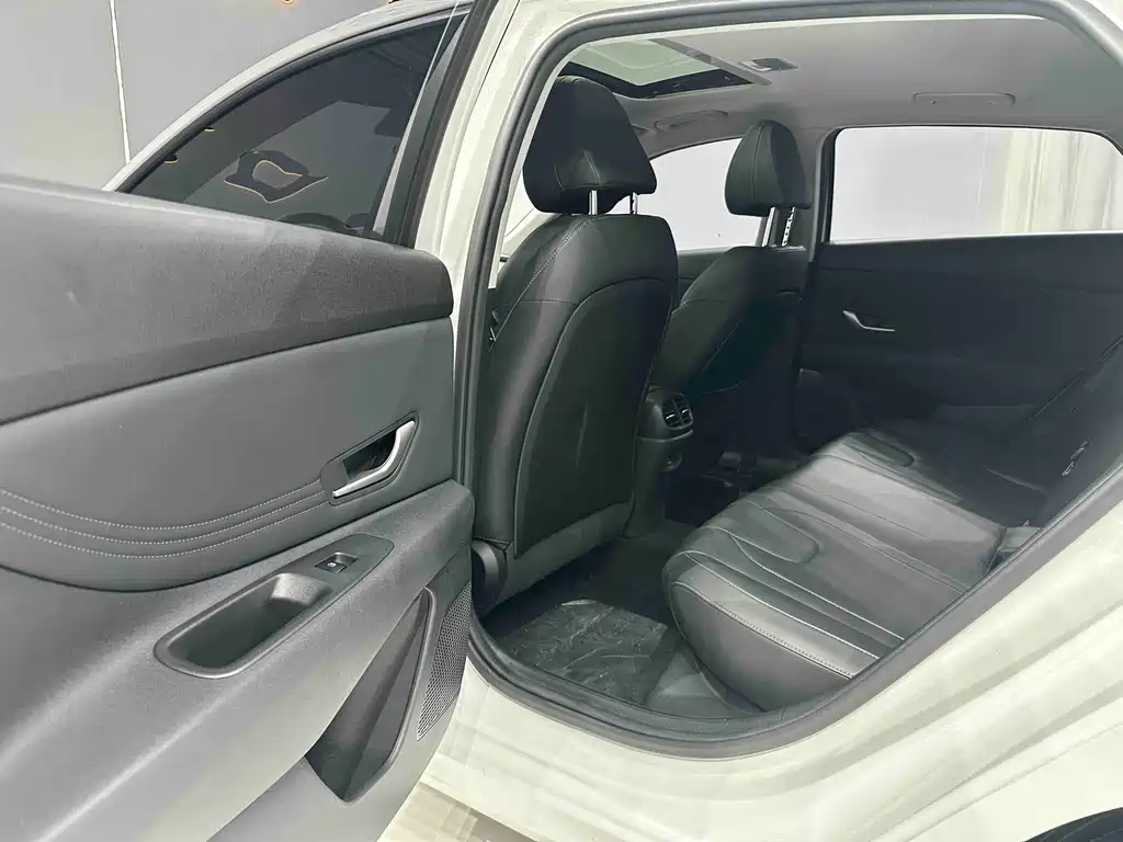 Hyundai Elantra 2023 — фото 16