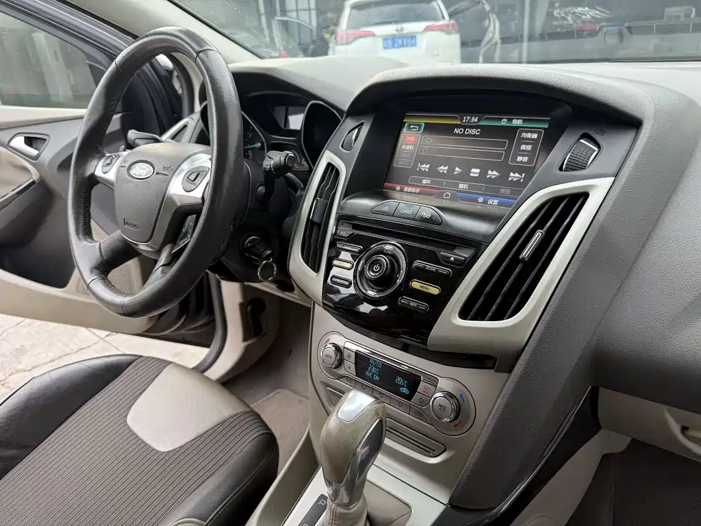 Ford Focus 2014 — фото 13