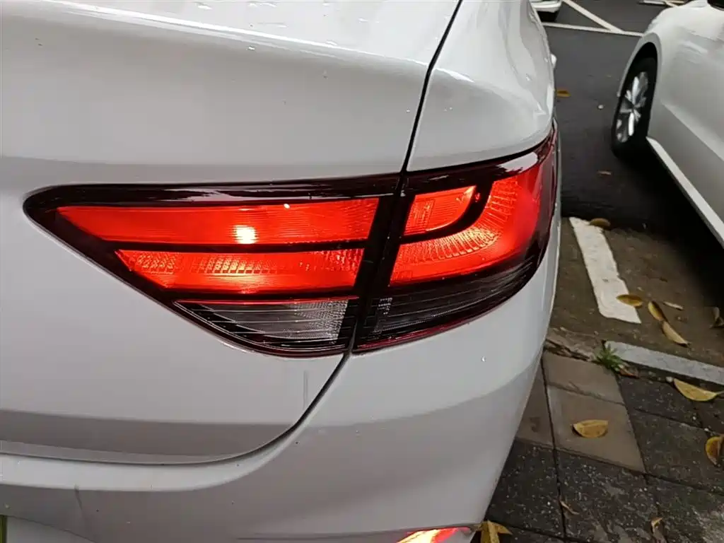 Hyundai Elantra 2019 — фото 8